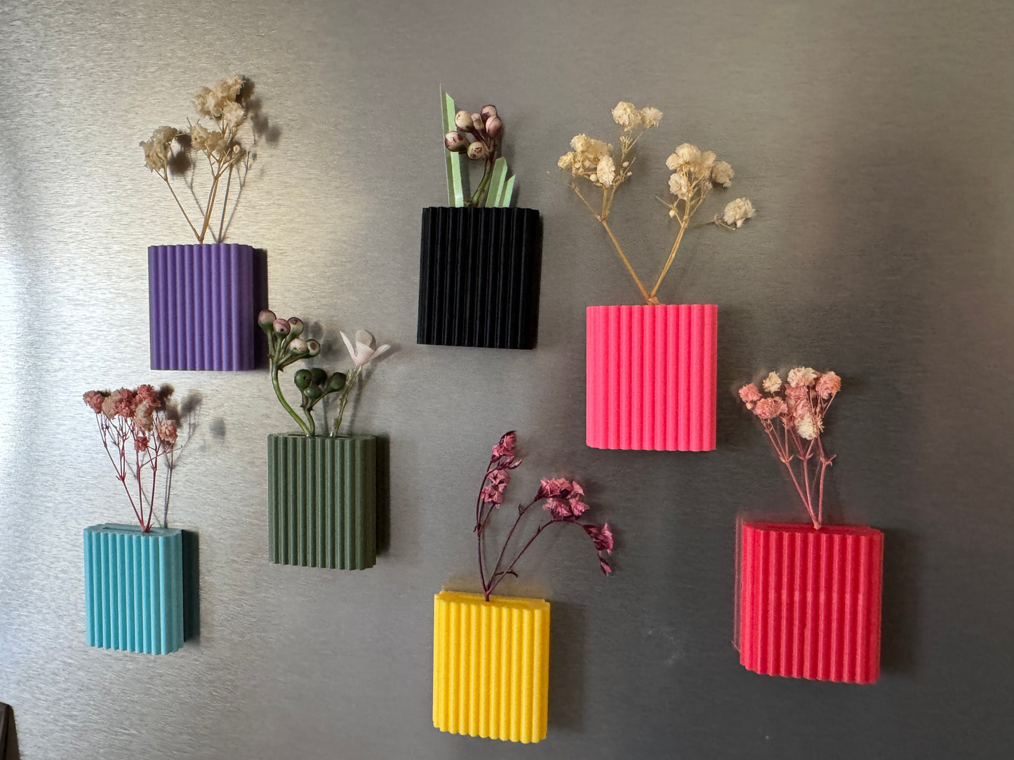 Kühlschrankmagnet mini Blumenvase für Trockenblumen.