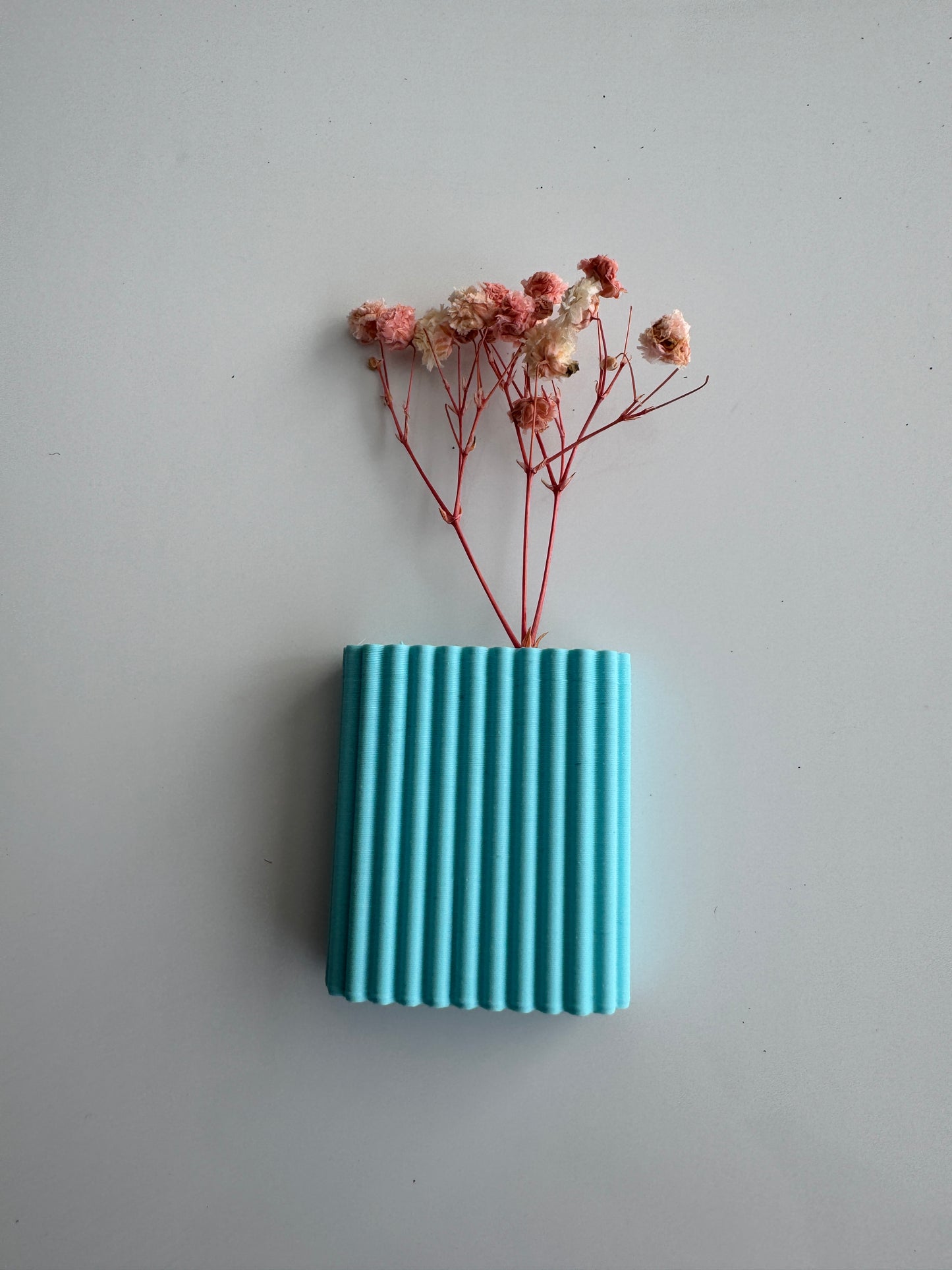 Kühlschrankmagnet mini Blumenvase für Trockenblumen.